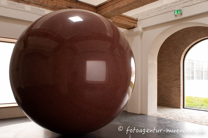 »Large Red Sphere«