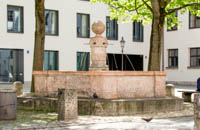 Rotmarmorbrunnen im Alten Hof