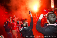  - FC Bayern-Fans feiern in der Leopoldstraße
