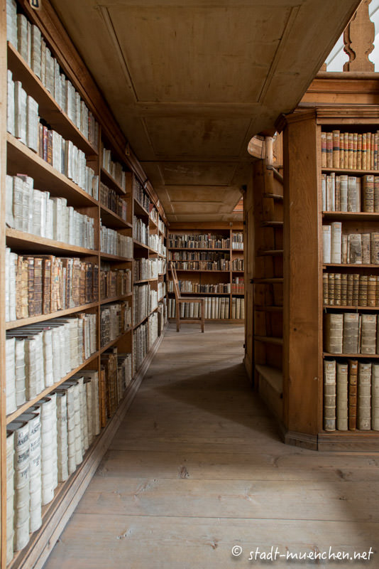 Bibliothek im Kloster Reisach