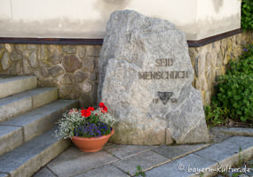 Gerhard Willhalm - Kriegerdenkmal - Seit menschlich