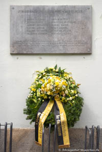  - Gedenktafel für 12 ermordete Perlacher Bürger