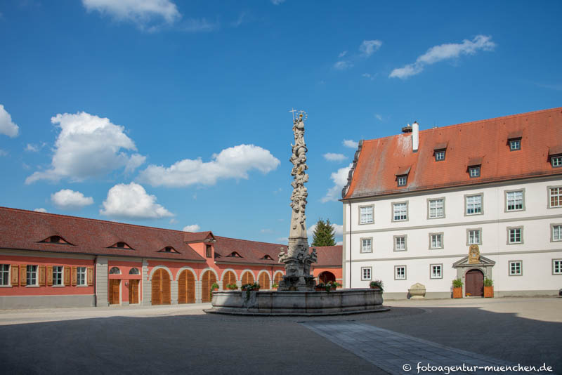 Residenzschloss Oettingen mit Mariensäule