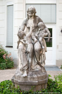 Sitzende Frau mit zwei Kindern