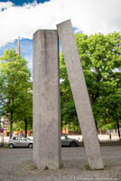 Gerhard Willhalm - Zwei monolithische Granitpfeiler