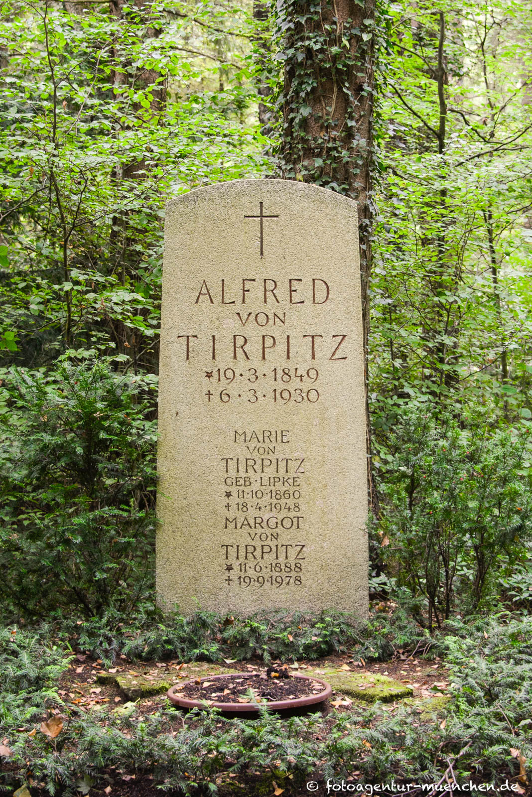 Waldfriedhof - Grab von Alfred von Tripitz