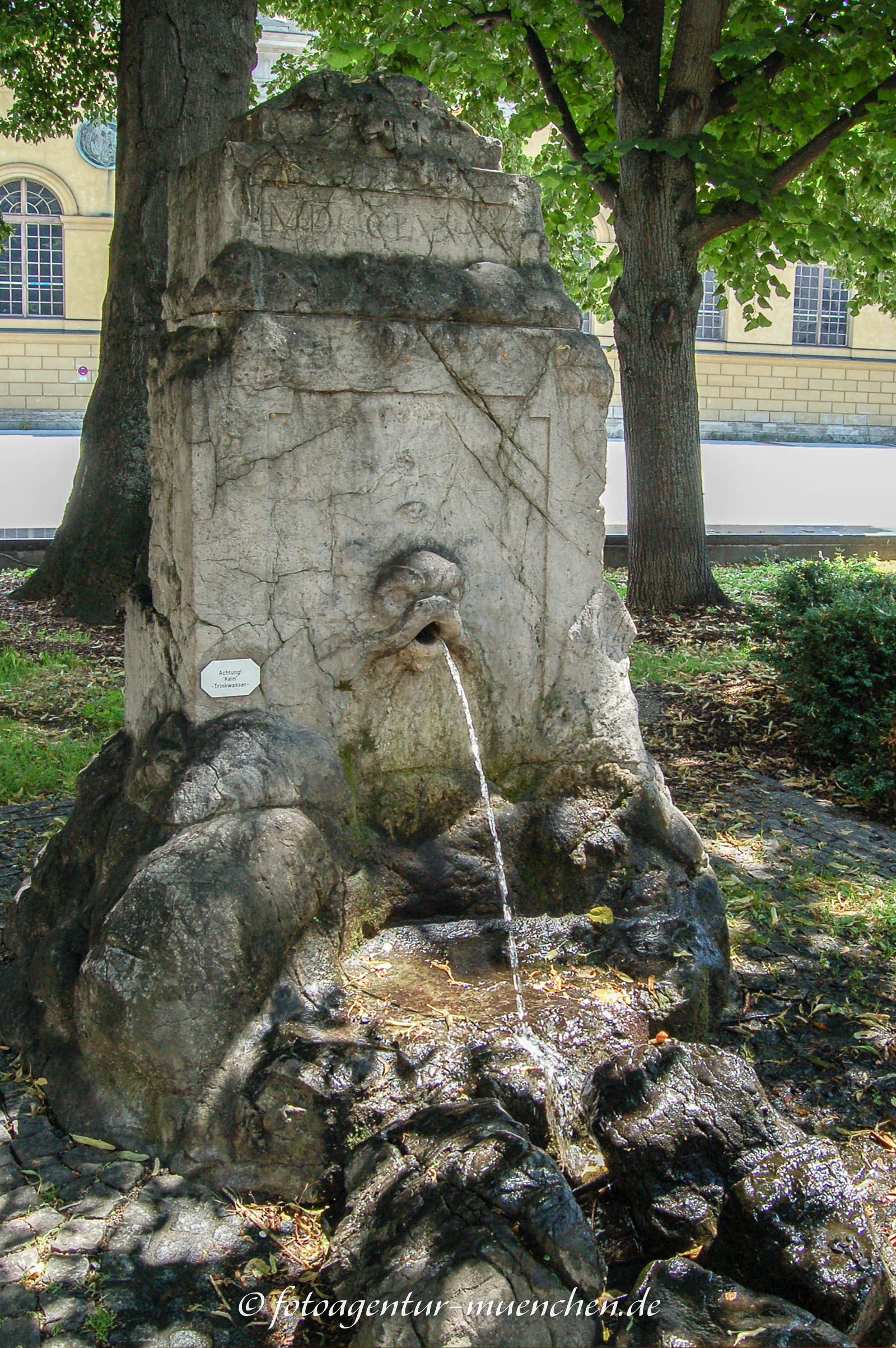 Löwenbrunnen (Felsenbrunnen)