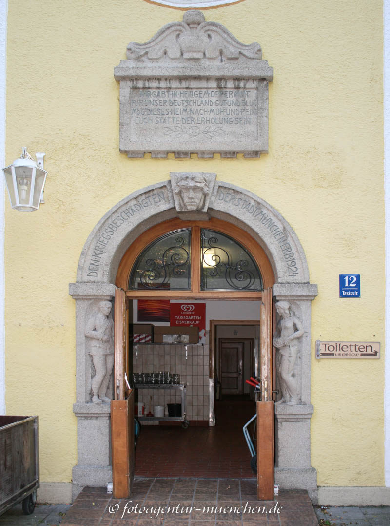 Portal und Gedenktafel - Kriegsgeschädigtenheim