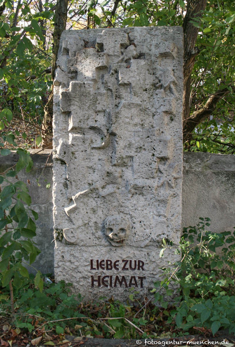 Kriegerdenkmal - Alte St. Georgskirche
