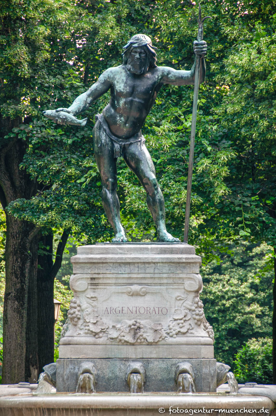 Vater-Rhein-Brunnen