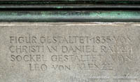 Rauch Christian Daniel, Klenze Leo von - Inschrift - Max-Joseph-Denkmal