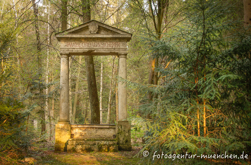 Waldfriedhof - Grabmal der Familie von Sicherer
