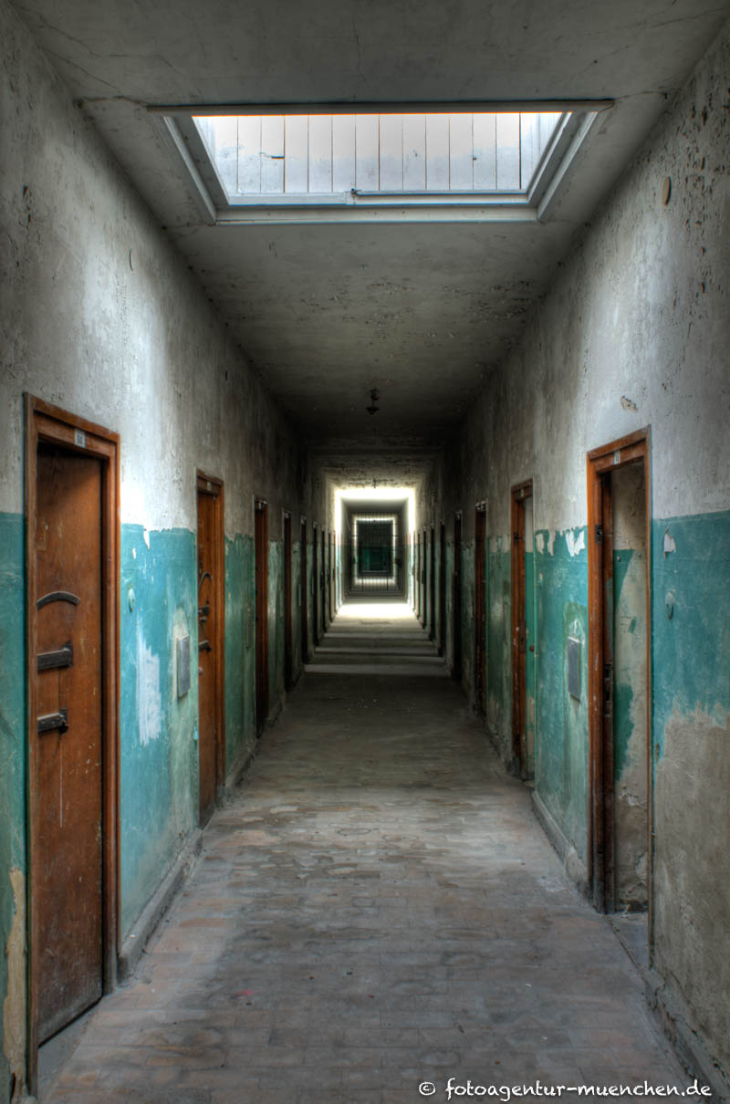 KZ Dachau - Zellengang im Bunker