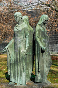 Drei große weibliche Bronzefiguren