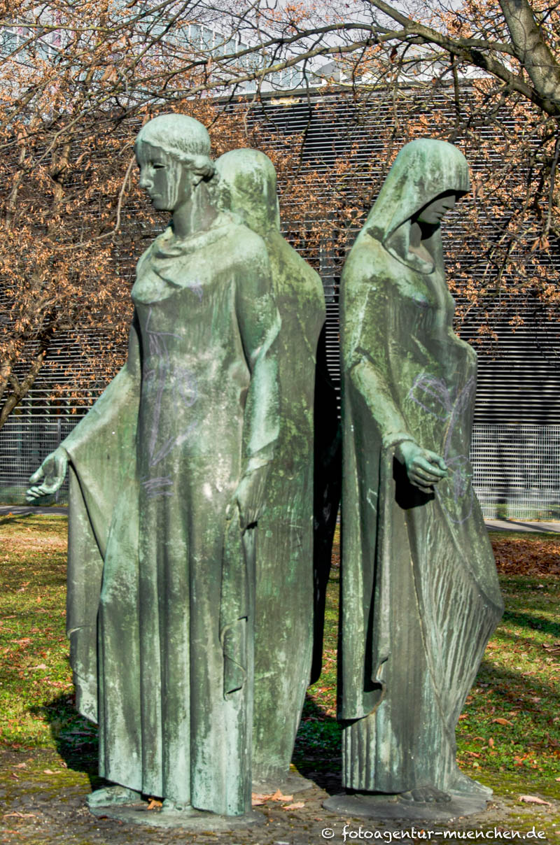 title=Drei große weibliche Bronzefiguren - Richelstraße  - Kroher Karl 