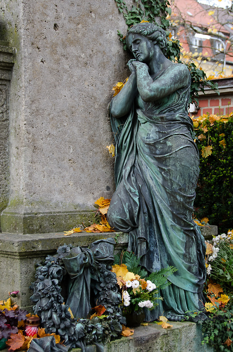 Trauernde auf dem Alten Südfriedhof