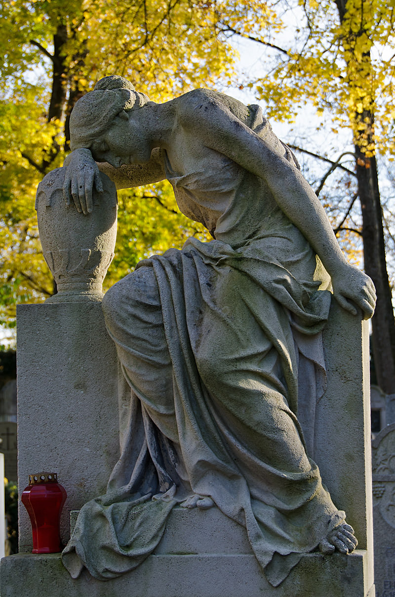 Trauernde auf dem Westfriedhof