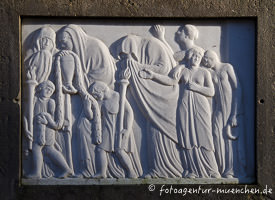 München - Relief auf dem Alten Südfriedhof