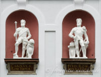 München - Figuren an der Außenfassade St. Michael