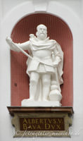 München - Figuren an der Außenfassade St. Michael