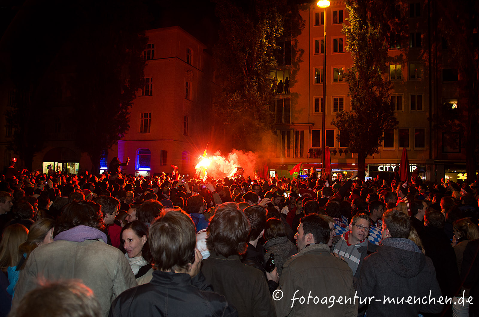 FC Bayern-Fans feiern in der Leopoldstraße