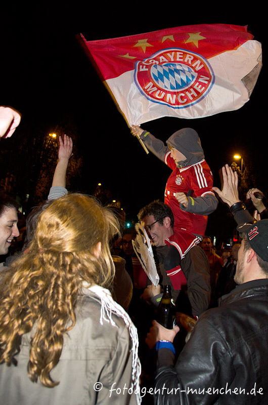 Siegesfeier der Bayern-Fans in der Leopoldstraße