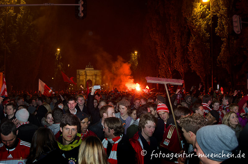 FC Bayern-Fans feiern in der Leopoldstraße