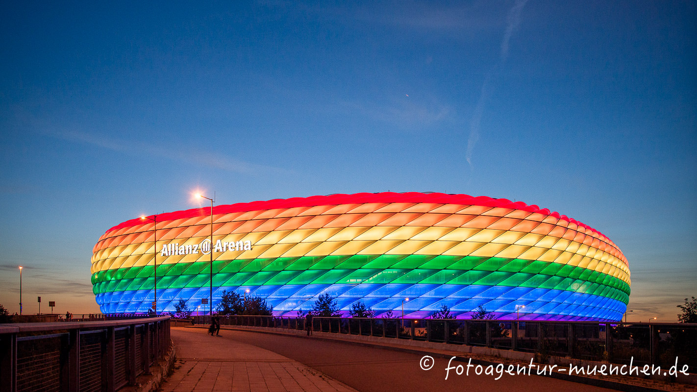 title=München: Die Allianz Arena wird fertiggestellt und eingeweiht