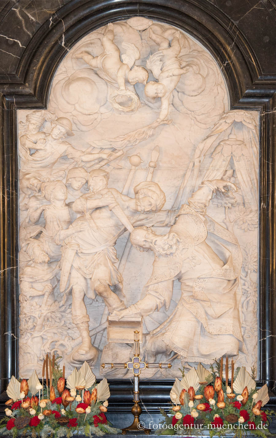 Relief am Grabmal des Hl. Bonifatius