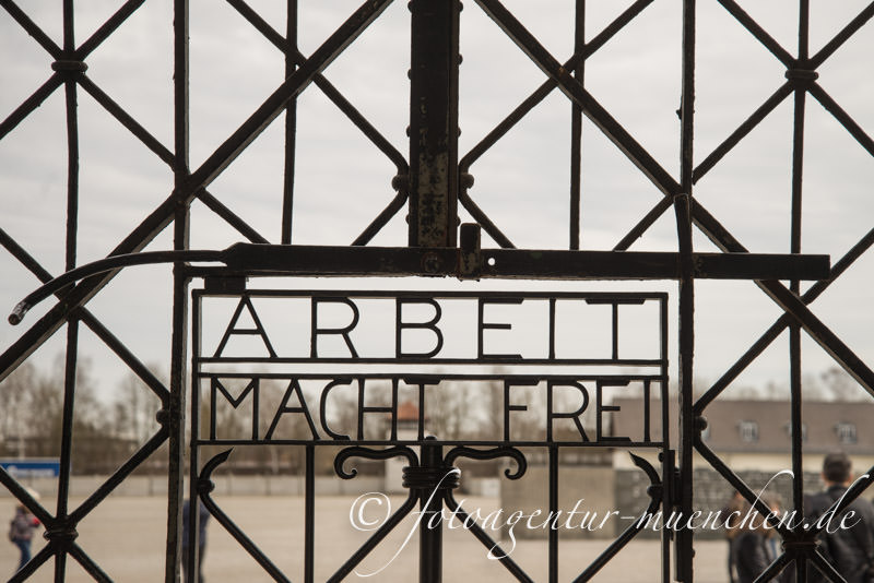Eingangstor des KZ-Dachaus - Arbeit macht frei