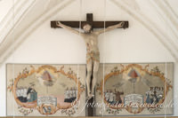 Bernried am Starnberger See - Kruzifix mit Gedenktafeln in der Bernrieder Hofmarkskapelle