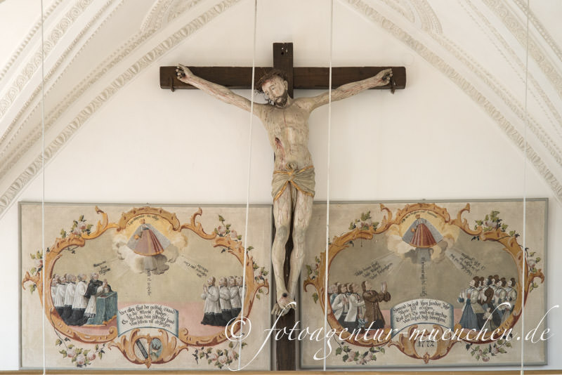 Kruzifix mit Gedenktafeln in der Bernrieder Hofmarkskapelle