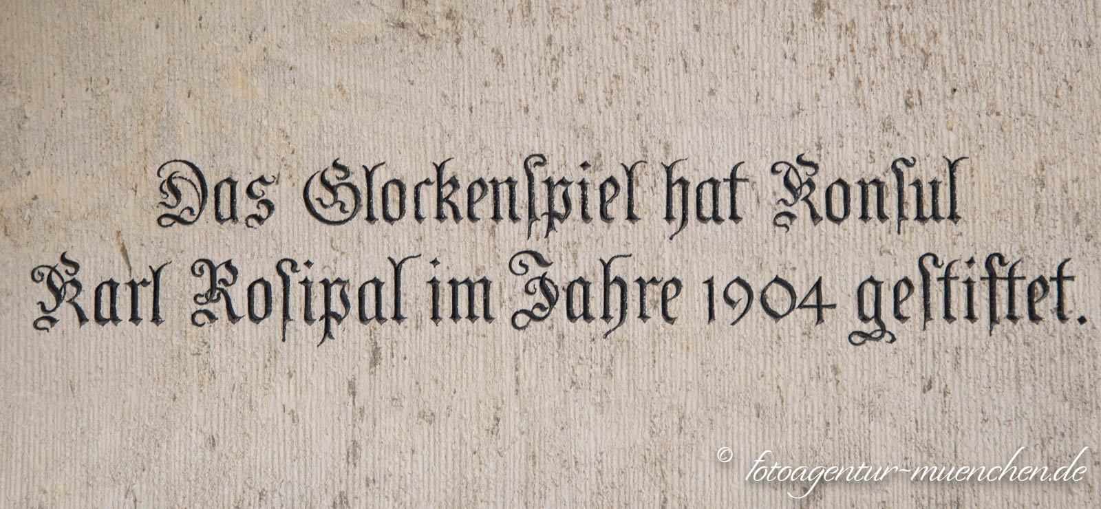 Inschrift Neues Rathaus - Glockenspiel