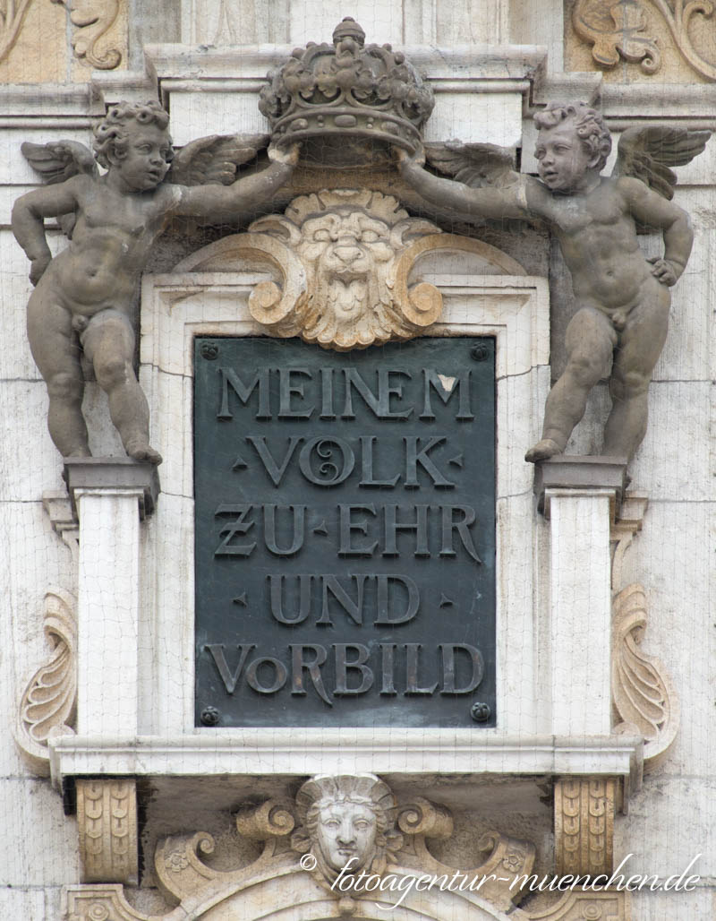 Bayerisches Nationalmuseum -Inschrift