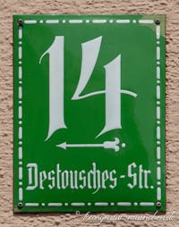  - Hausnummer - Destouschesstraße