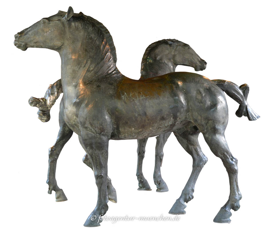 Zwei Bronzepferde Pferd
