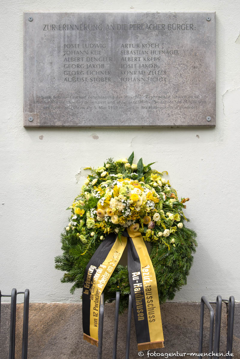 Gedenktafel für die Ermordung der Perlacher Bürger Gedenktafel, Perlach, Räterepublik