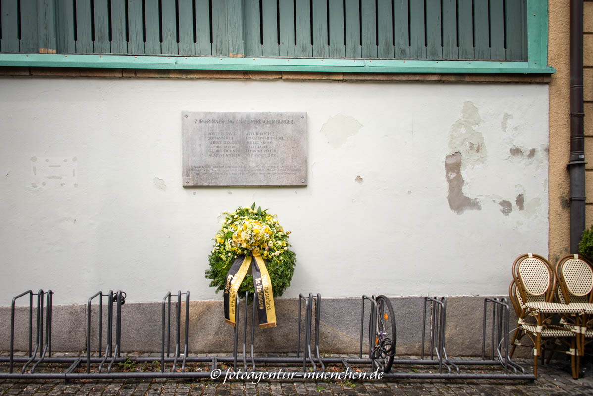 Gedenktafel für 12 ermordete Perlacher Bürger