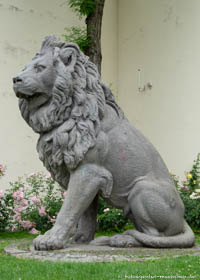 Sitzfigur eines Löwen