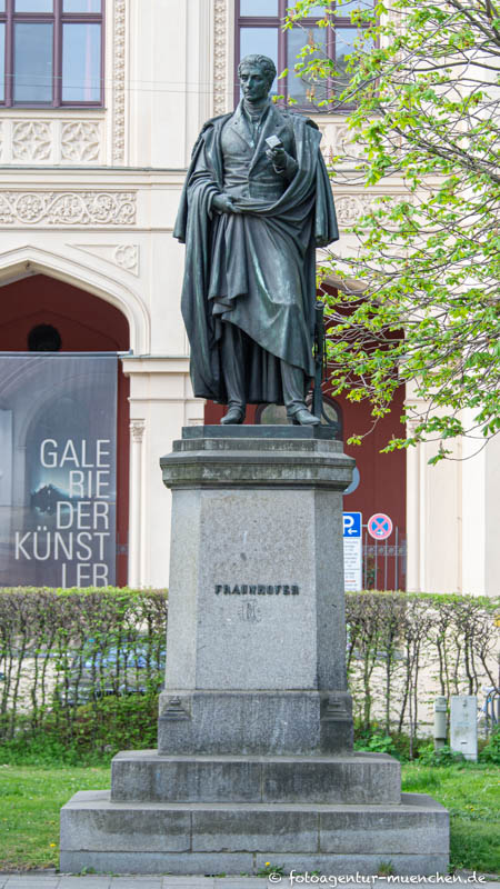 title=Bronzestandbild  Fraunhofer - Maximilianstraße - Fraunhofer Joseph von, Halbig Johann von