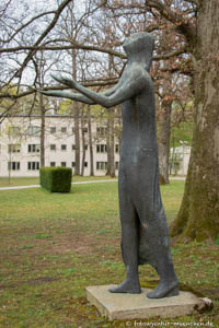 Goetz Guido - Stehende Figur mit ausgestreckten Armen