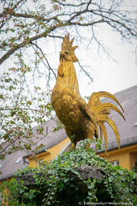 München - Goldener Hahn aus Säule