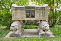 Sarkophag auf zwei Löwen