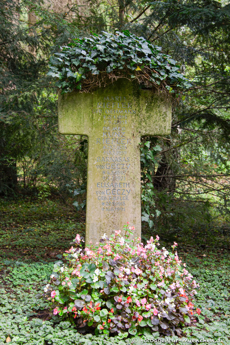 Waldfriedhof - Grab von Kunz Riefler