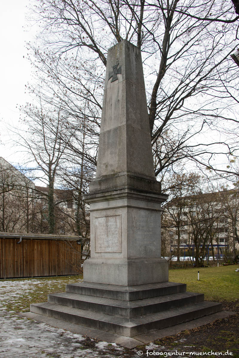 Obelisk in ehemaliger Maximilian-II-Kaserne 