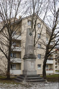 Obelisk in ehemaliger Maximilian-II-Kaserne