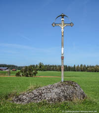 Görisried - Feldkreuz auf Nagelfluh-Findling bei Görisried