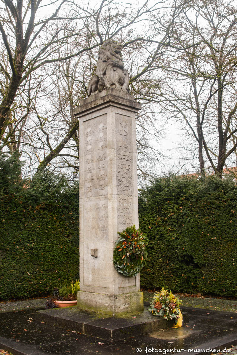 Kriegerdenkmal Allach Löwe