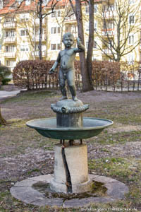 Faltermeier Heinrich - Brunnen - Junge mit Fisch