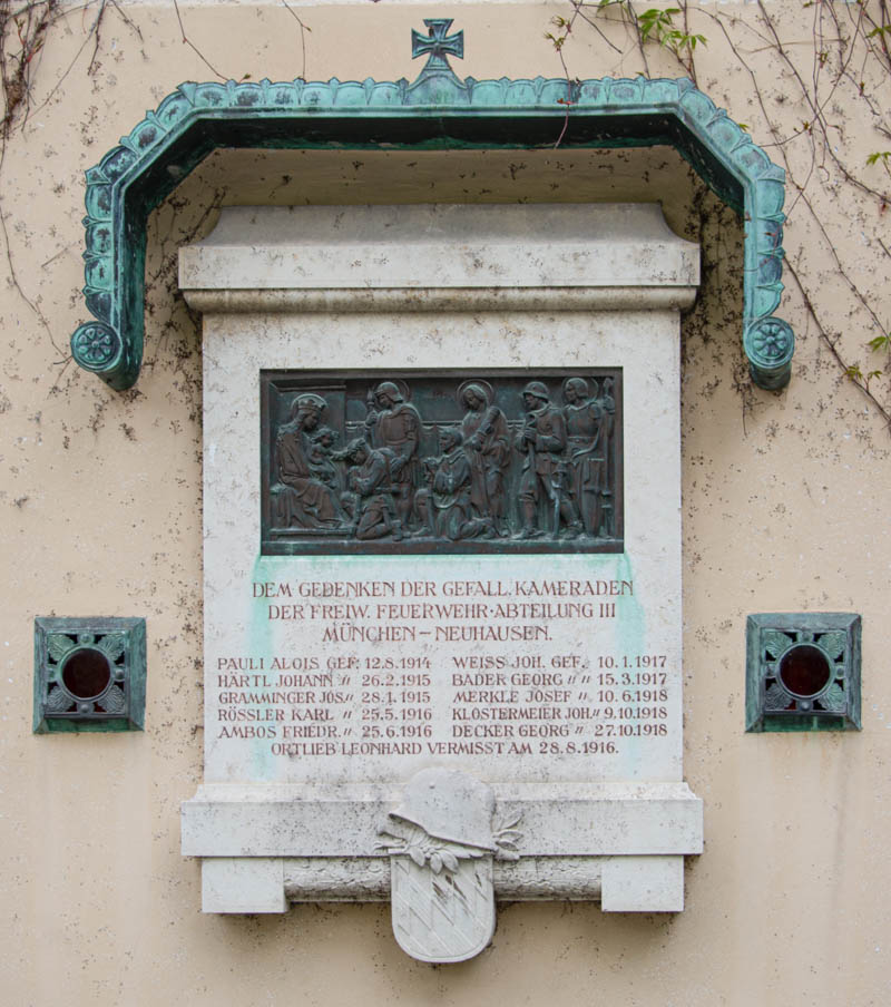 Kriegerdenkmal - FFW Neuhausen